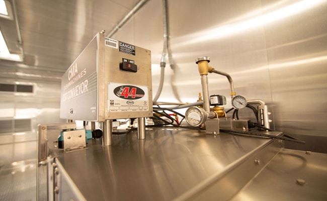 Portable dishwashing kitchen's conveyor side view