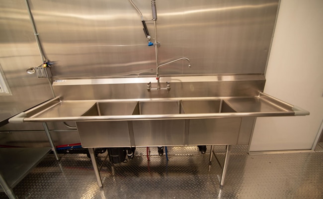 Portable dishwashing kitchen's sink with color coded faucet